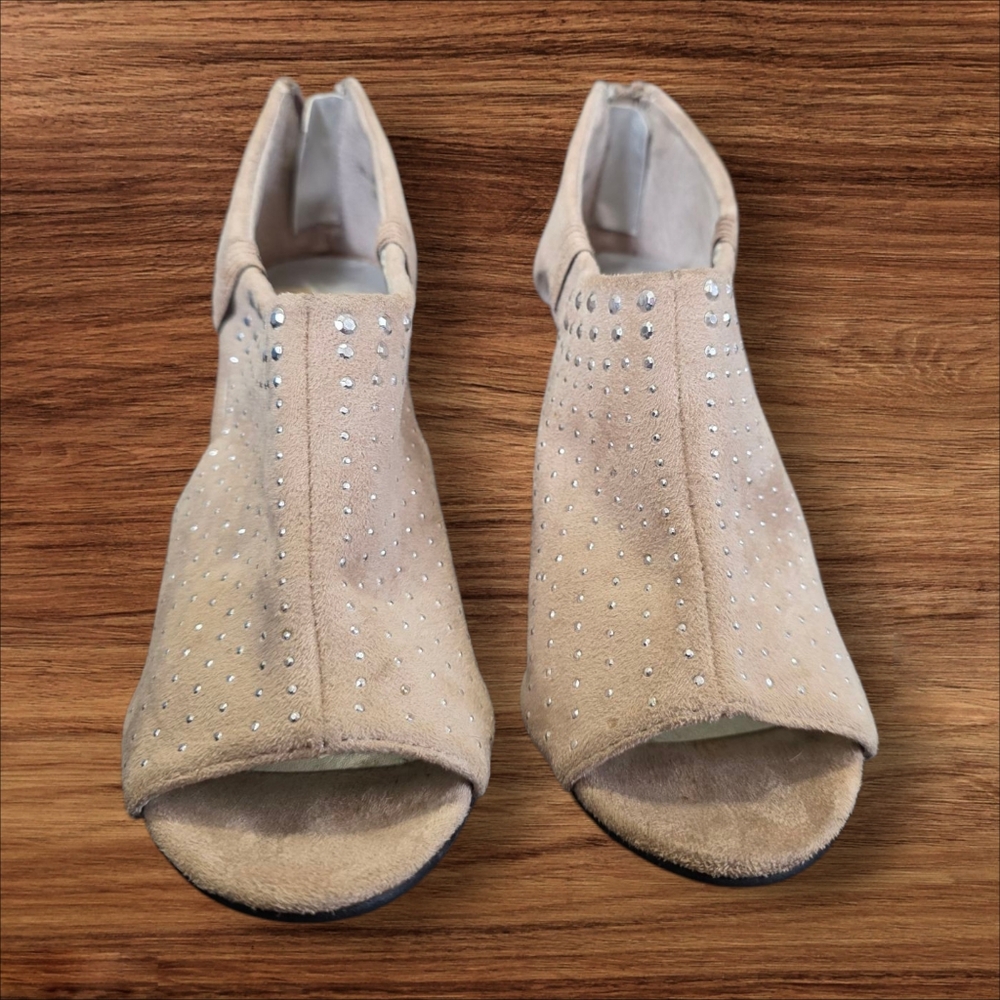 Elegant Andiamo Beige Peep-Toe Women's Shoes Sz 5.5